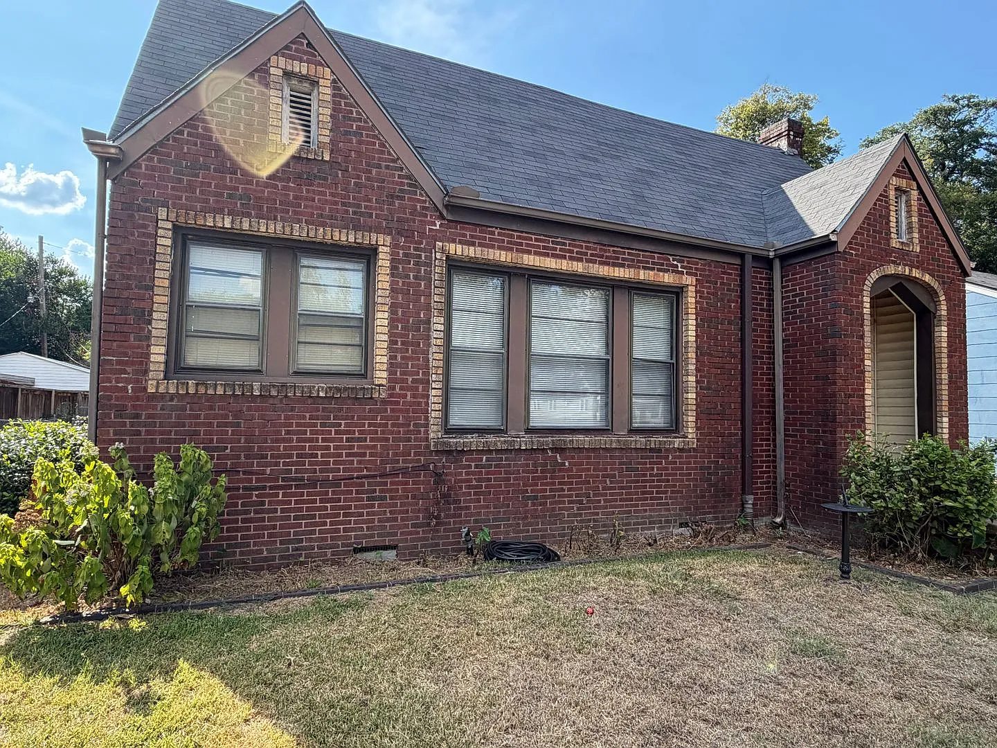 Beautiful 3 Bedroom Home in Broadmoor — Photo 2