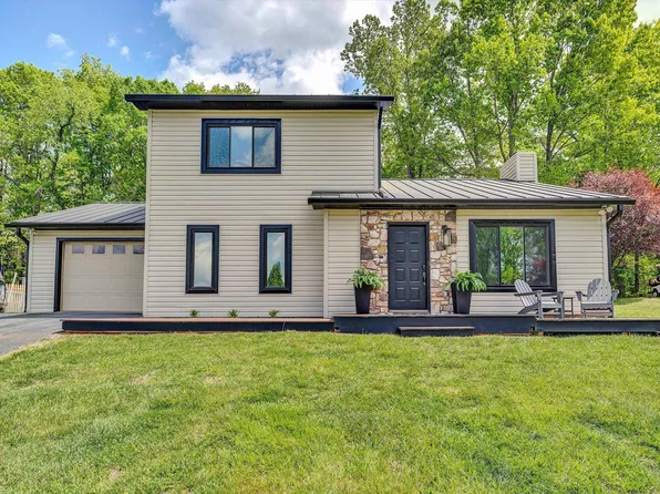 150 Indian Pointe Dr, Hardy, VA 24101