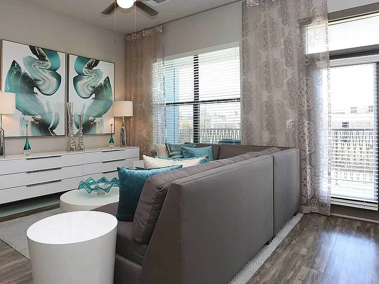 Pearl_Washington_model-b5_living-2