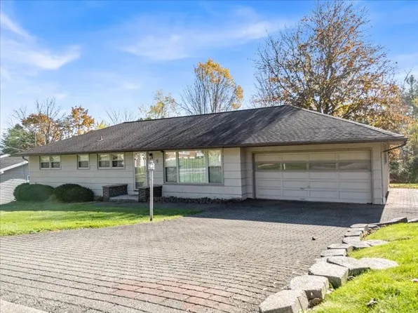 9 Canterbury Dr, Endicott, NY 13760