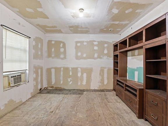 5th image of 3814 Walker St