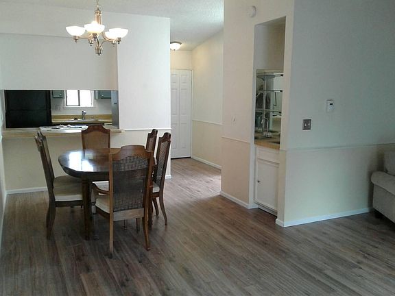 Dinning area next to wet bar 