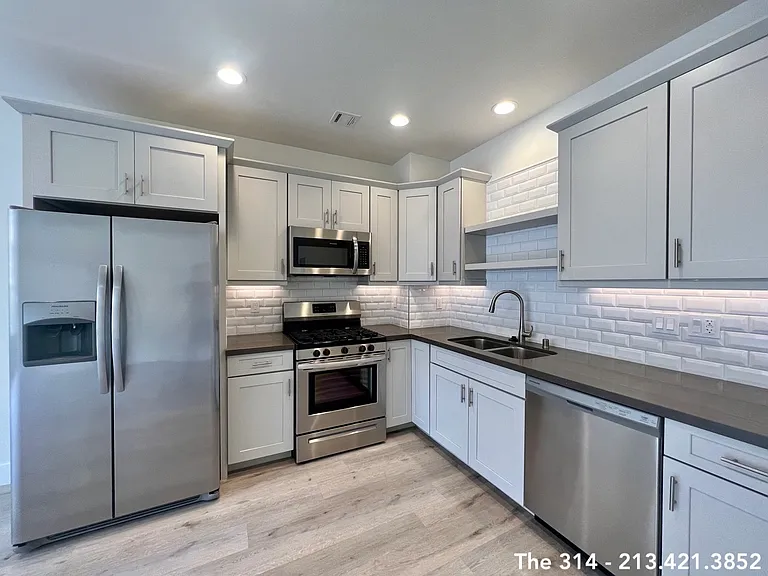 314 W 6th St #302 — Photo 4