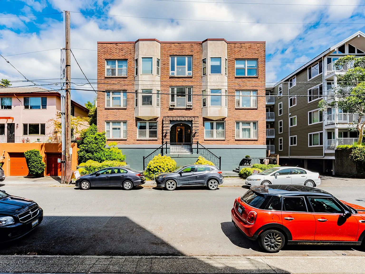 Carlyle Apartments — Photo 2