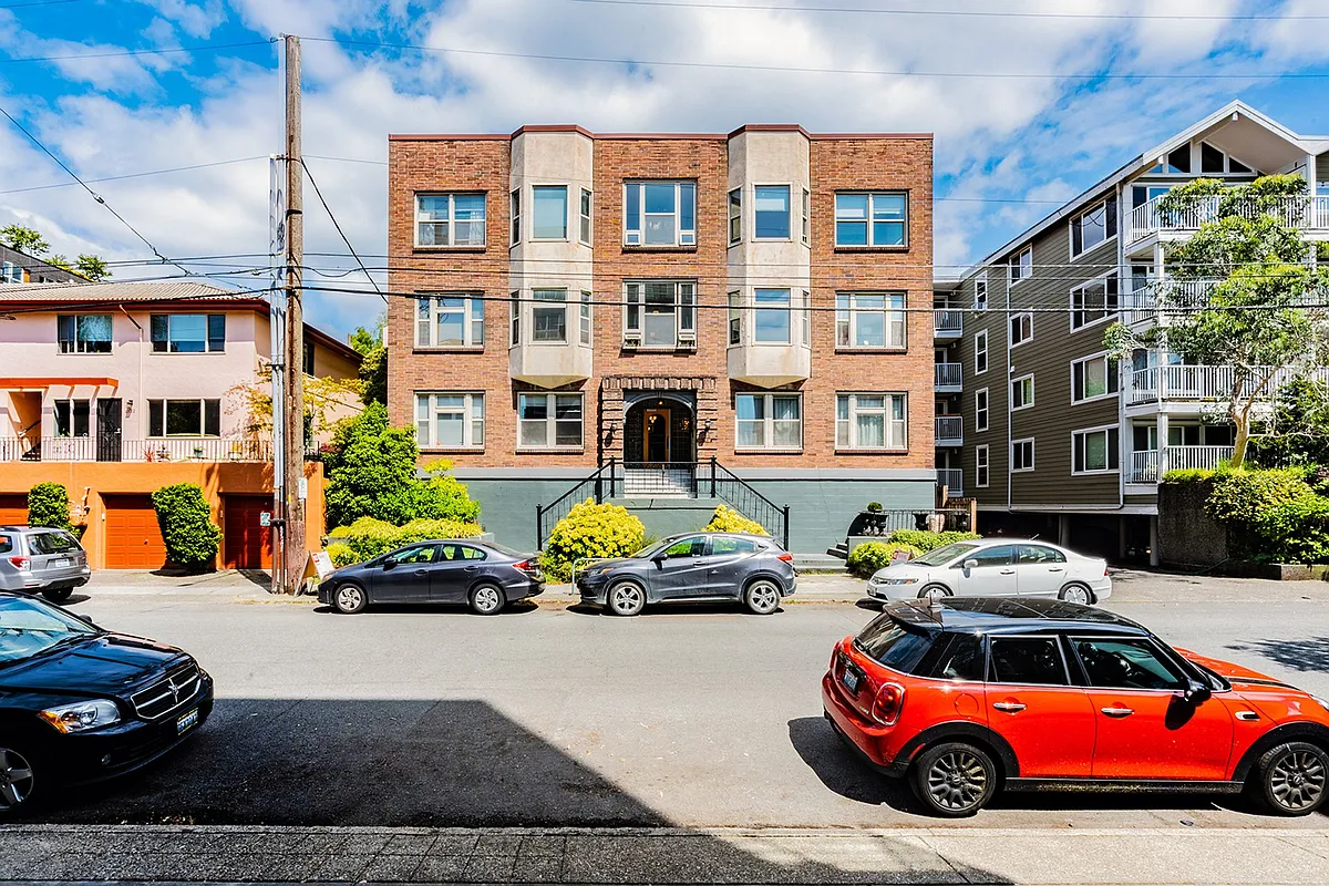 Building Photo - Carlyle Apartments
