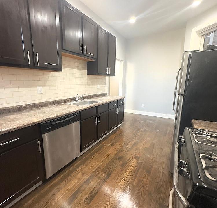 1st image of 906 W Montrose Ave APT 1