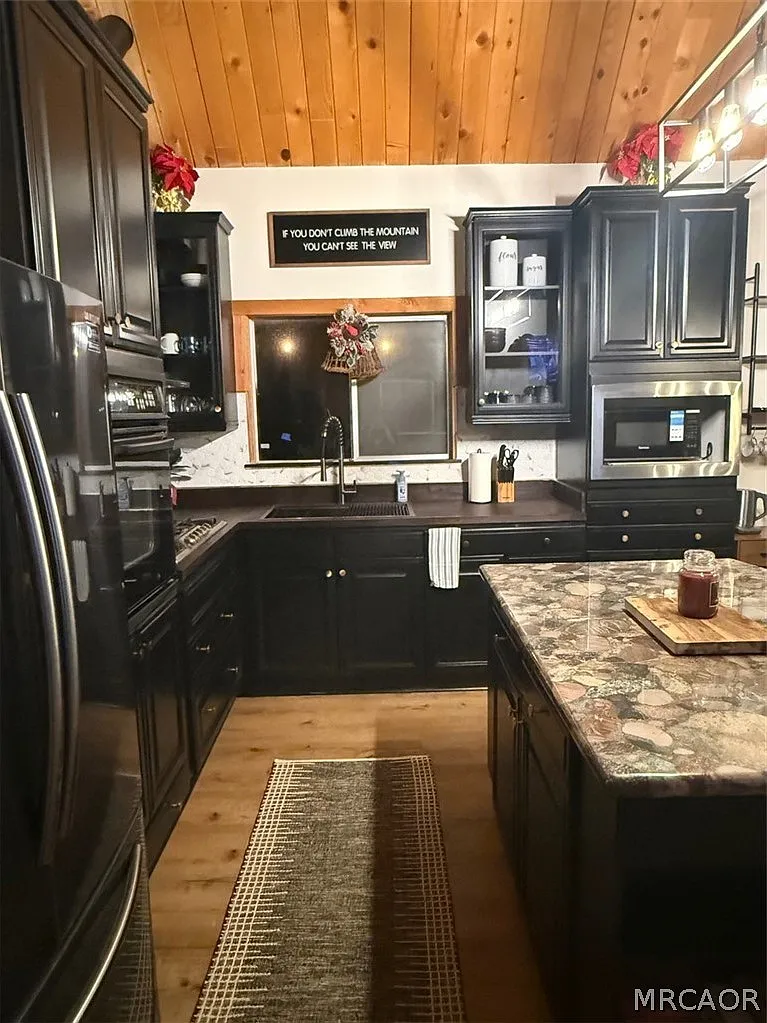 3 bed, 1.5 bath, 1750 sqft, $3,500 — Photo 3