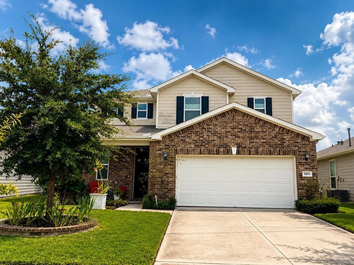 3 bed, 2.5 bath, 2492 sqft, $2,400 — Photo 2