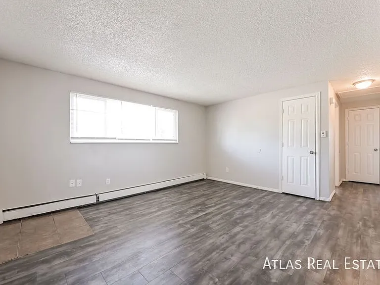 910 Bishop Ct #B — Photo 2