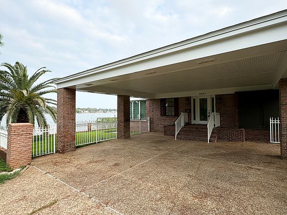 3rd image of 1201 Bayou Blvd