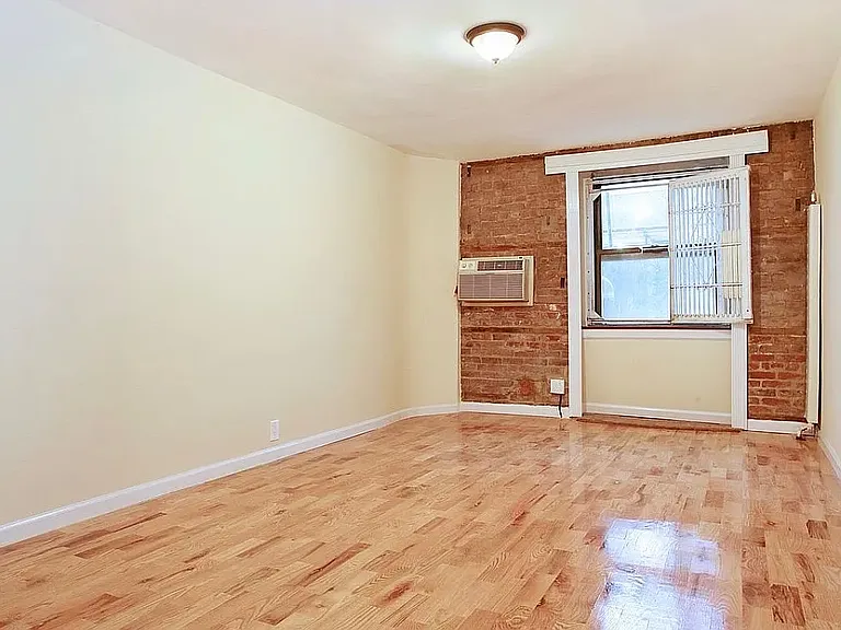 131 E 15th St #1C — Photo 7