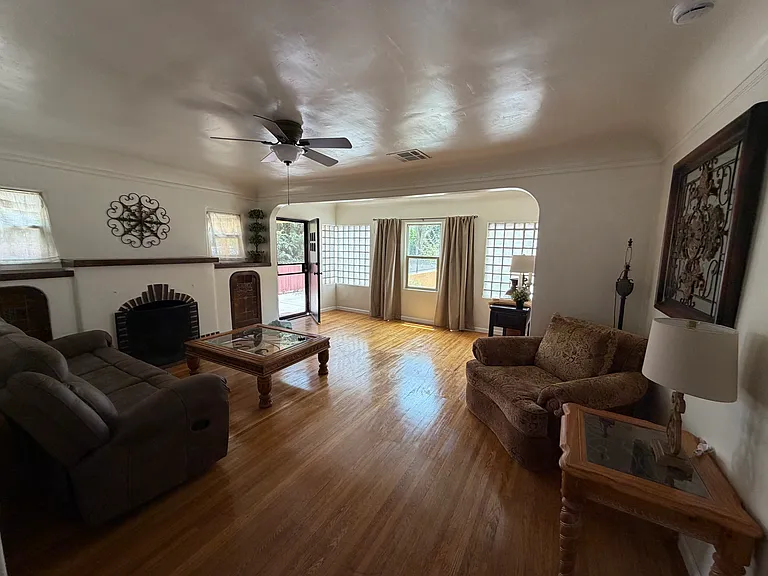 115 W D St — Photo 2
