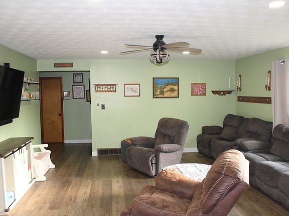 5th image of 8 Edgelea Cir