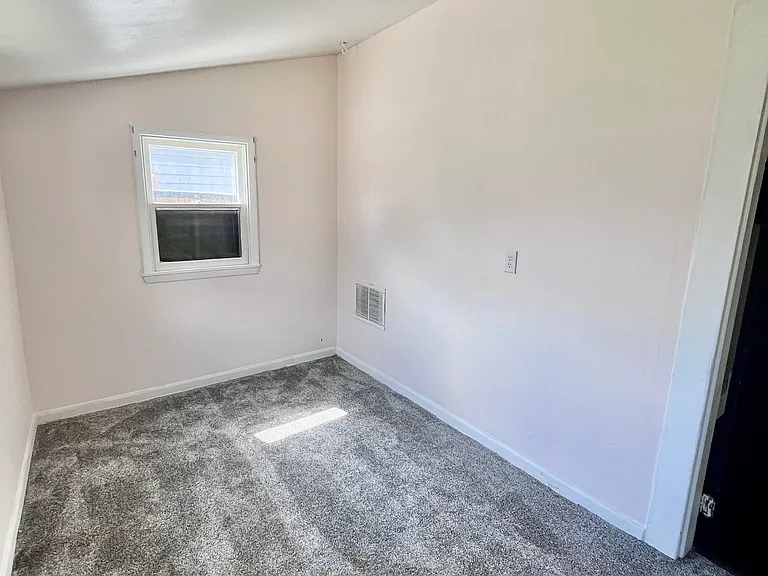 943 E Morris St — Photo 8