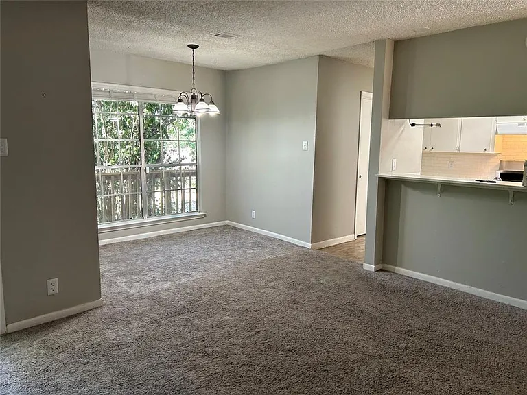 1910 Westridge Dr — Photo 2