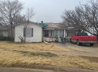 208 SE Alpine Dr, Plainview, TX 79072