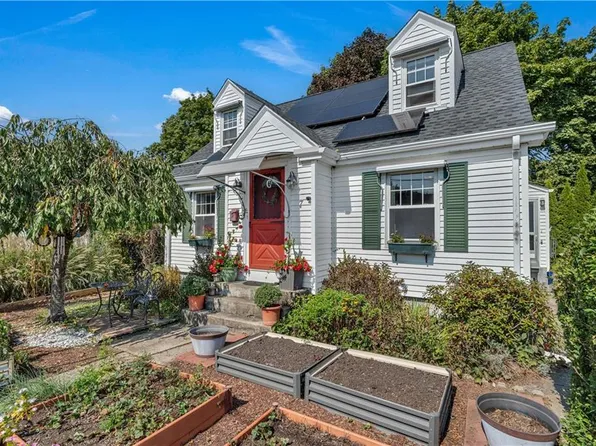 7 Manuel Ave, Johnston, RI 02919