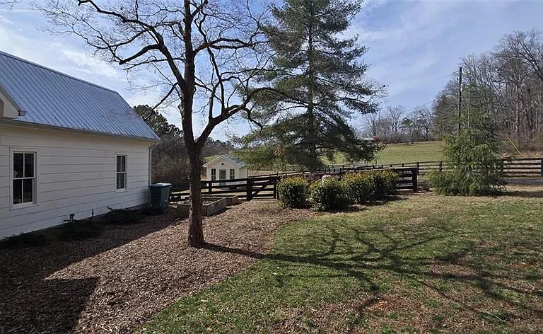 812 Bessie Ln — Photo 5