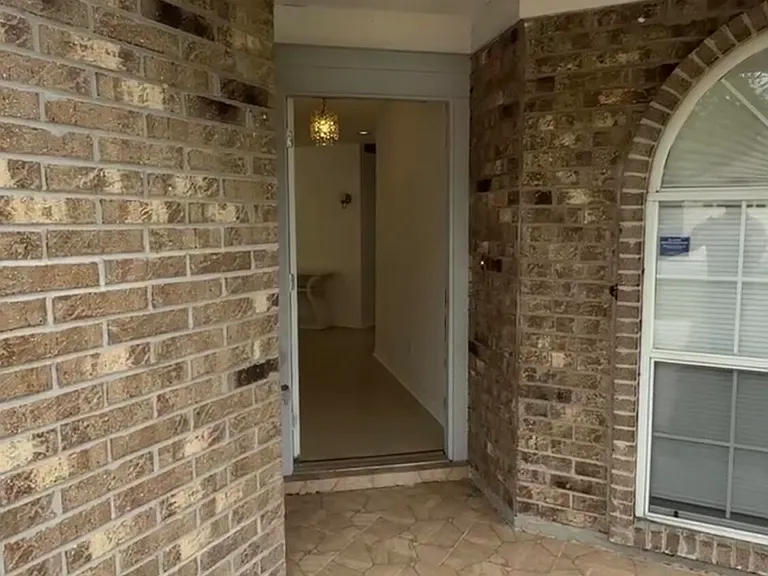 2719 Lantana Lakes Dr W — Photo 2