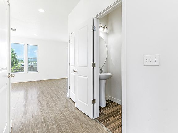 5th image of 1574 E Aspen Grove Dr