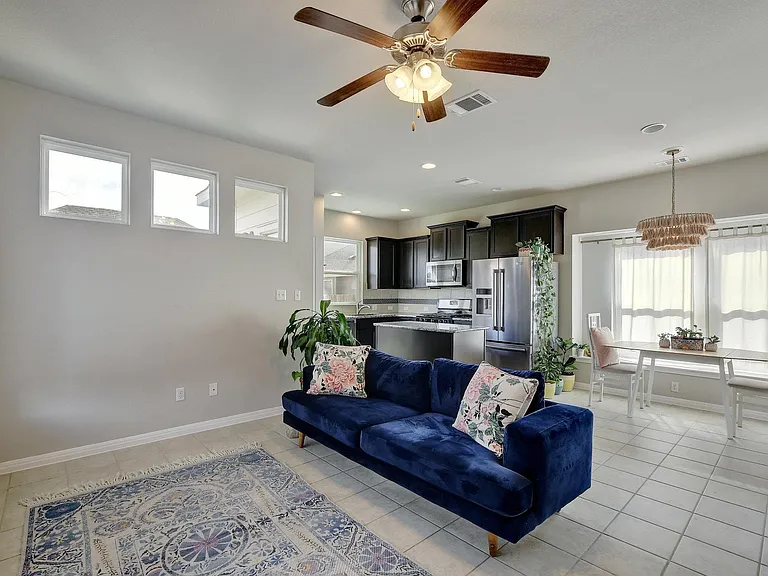 518 Stonewood Ln — Photo 4