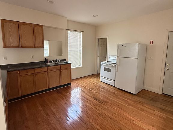 4th image of 135 Oak St #1