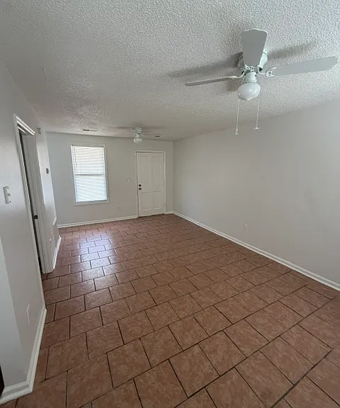 525 E Hall Ln — Photo 1