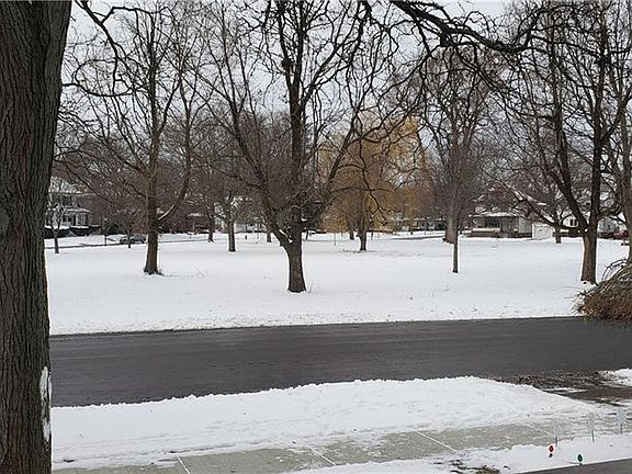 3rd image of 39 Elmwood Park S