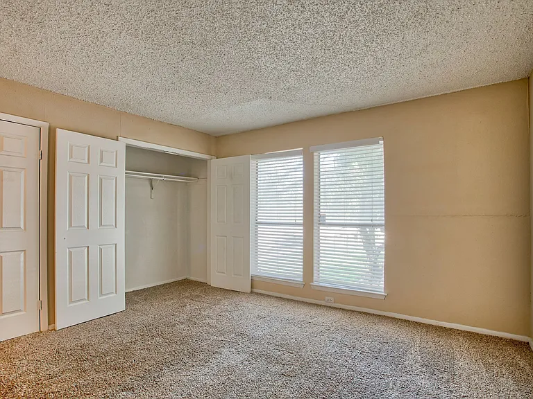 Highlands Creek Apartments — Photo 8