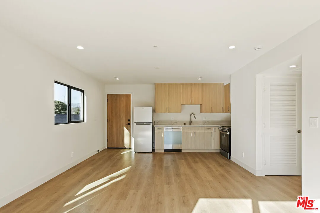 2 bed, 1011 sqft, $3,757 — Photo 1