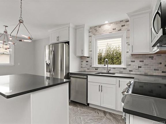 4th image of 147 Wardwell St