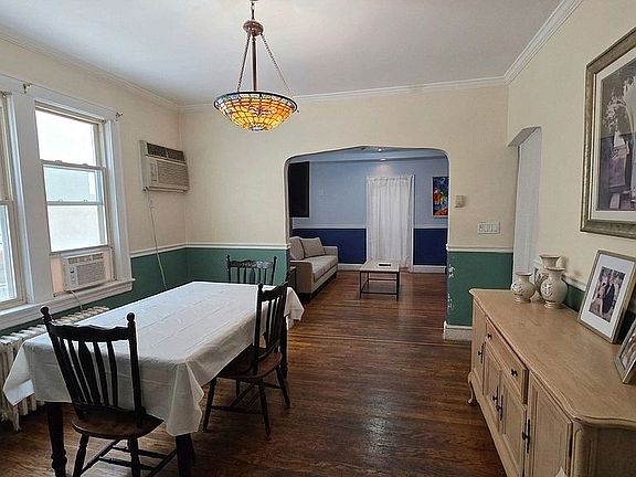 3rd image of 2818 Coddington Ave