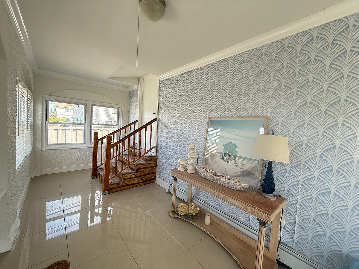 Building Photo - 610 Laurelton Blvd #3