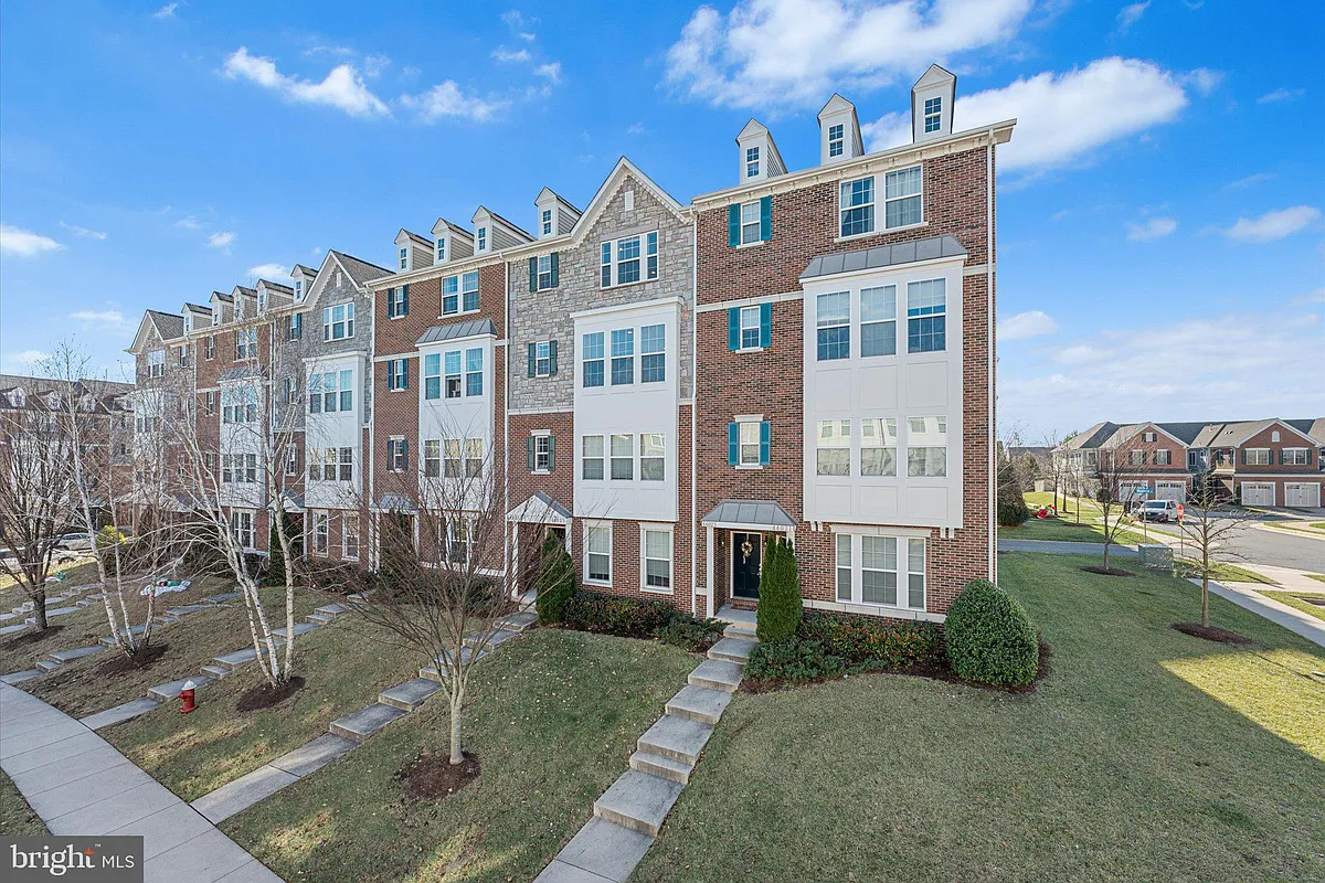 Photo 2 of 43 - 44027 Etna Ter - Chantilly, VA Building Photo - 44027 Etna Ter