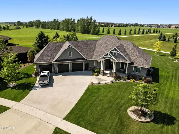 1488 Kings View Dr, Grand Forks, ND 58201