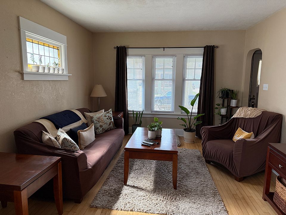 Living Room
(Furnishings not included)