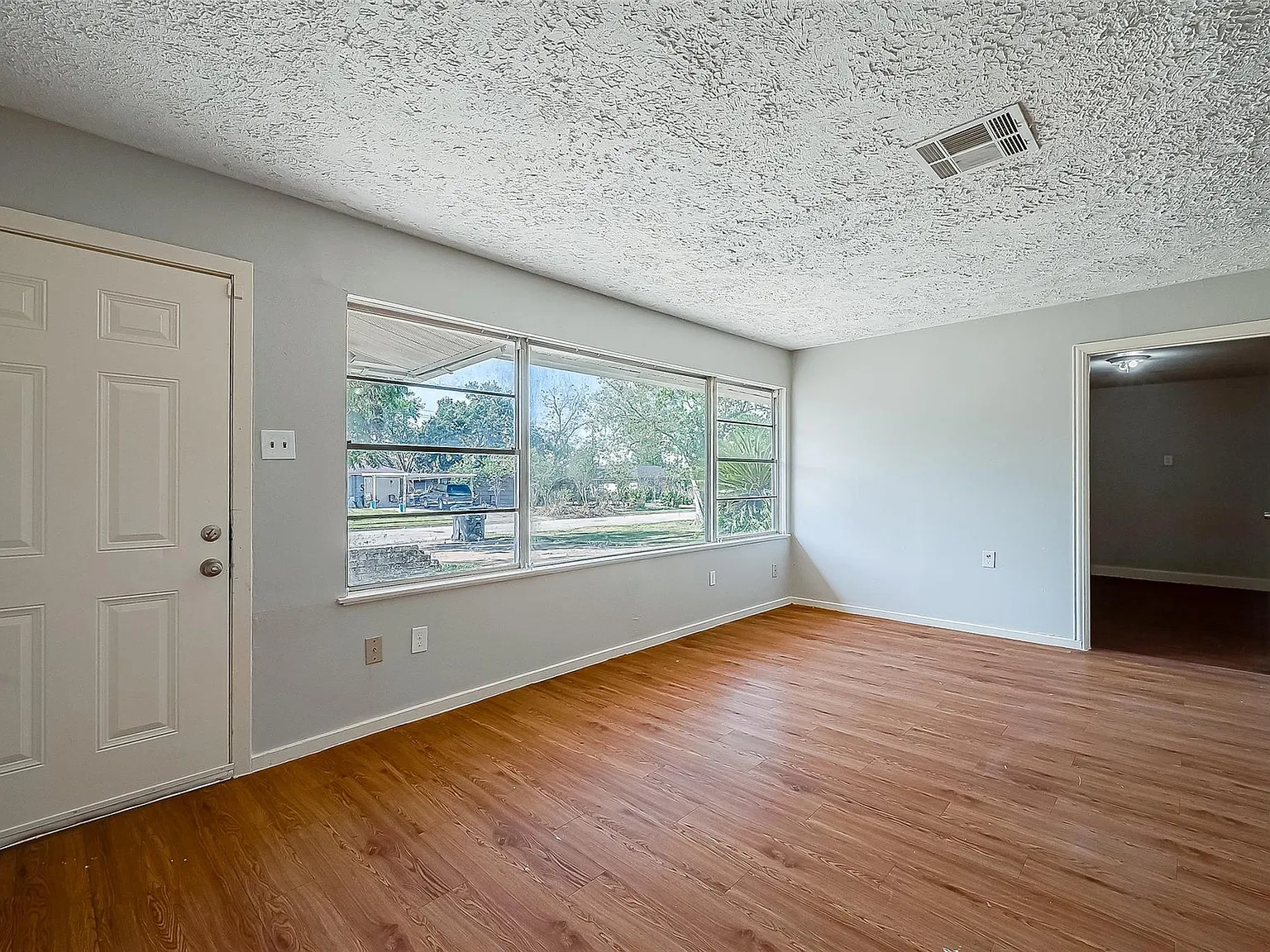 5 bed, 2.0 bath, 1709 sqft, $1,750 — Photo 2