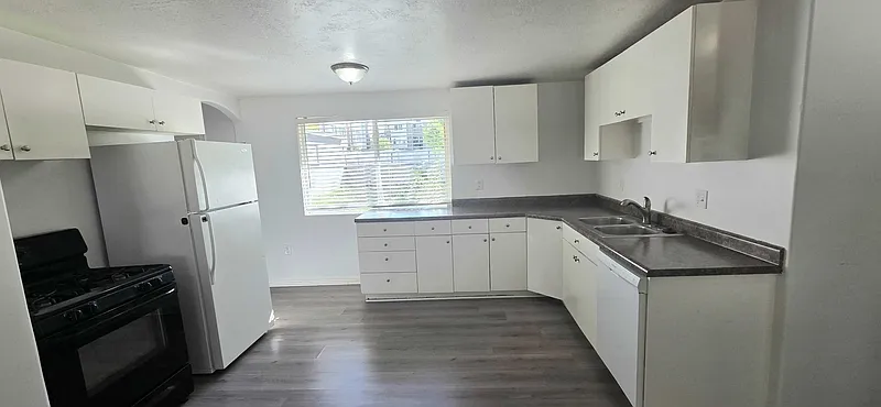 3 bed, 1.0 bath, 1100 sqft, $1,999 — Photo 4