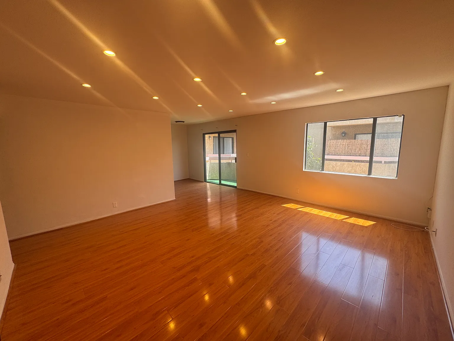 2 bed, 900 sqft, $2,600 — Photo 2