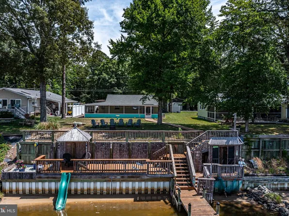 1131 Point Anne Dr, Hartfield, VA 23071