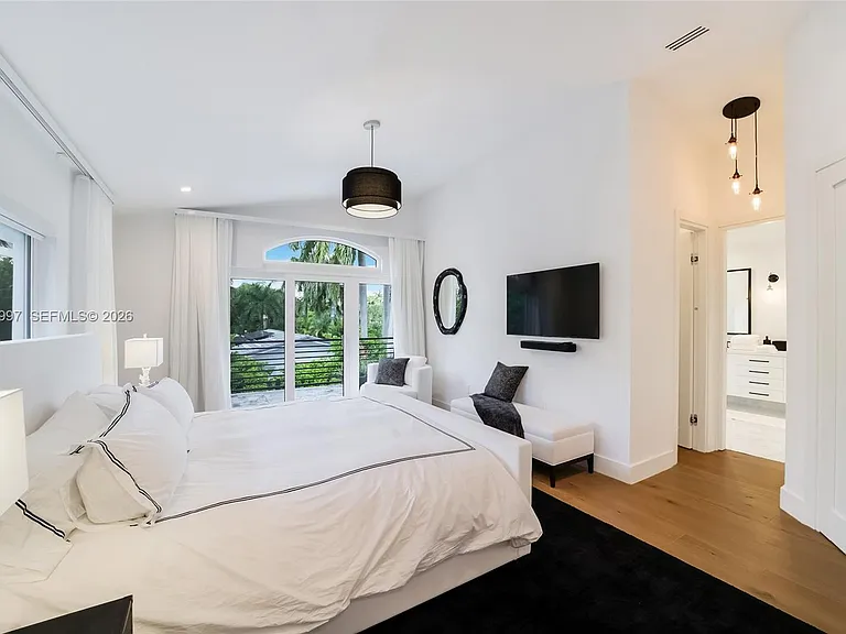 1316 N Venetian Way — Photo 45