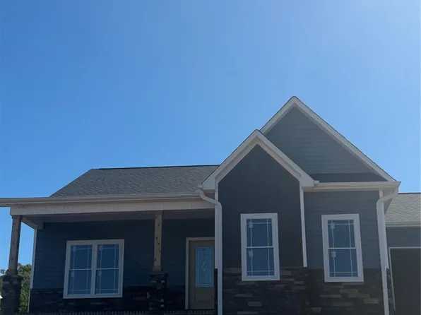 4917 Southview Dr, Hickory, NC 28602