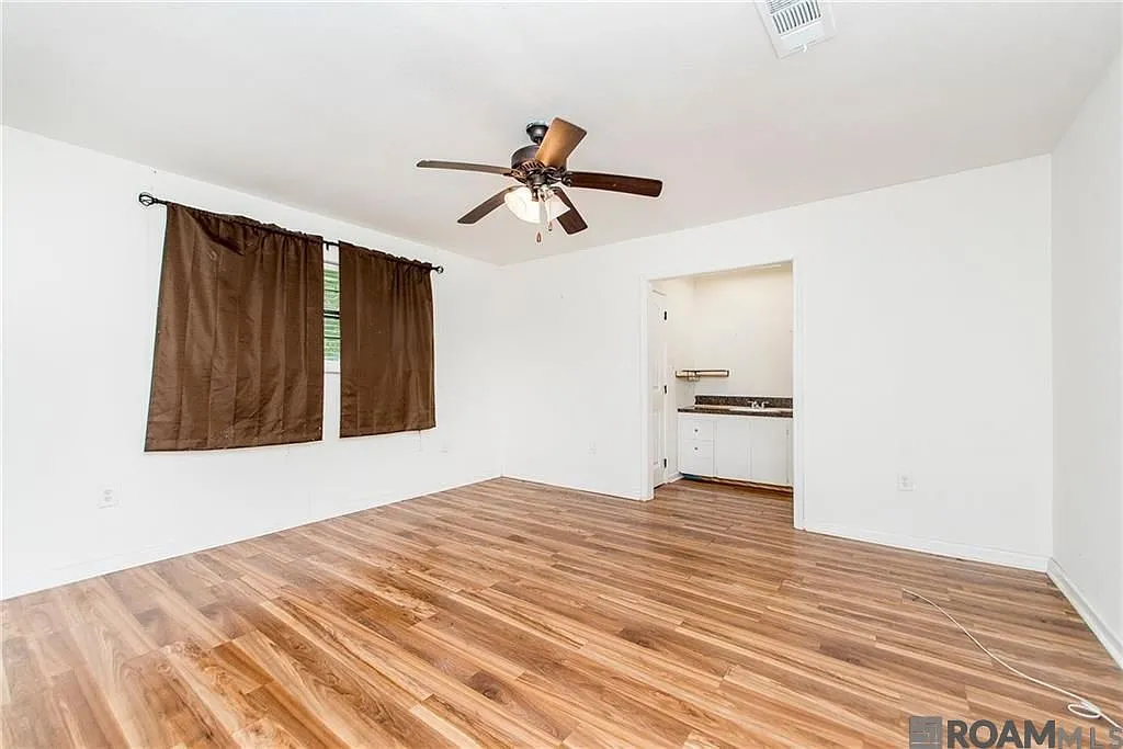 5 bed, 2.0 bath, 2900 sqft, $2,400 — Photo 3