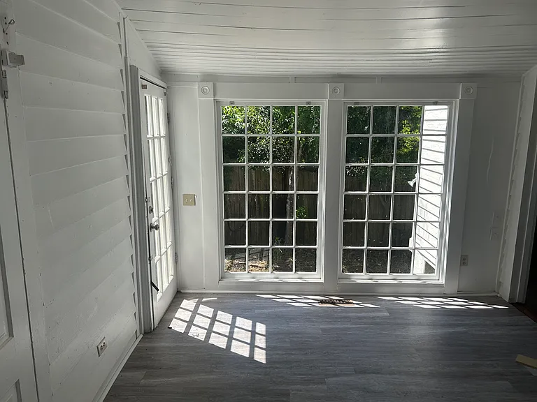 120 W Franklin St — Photo 9