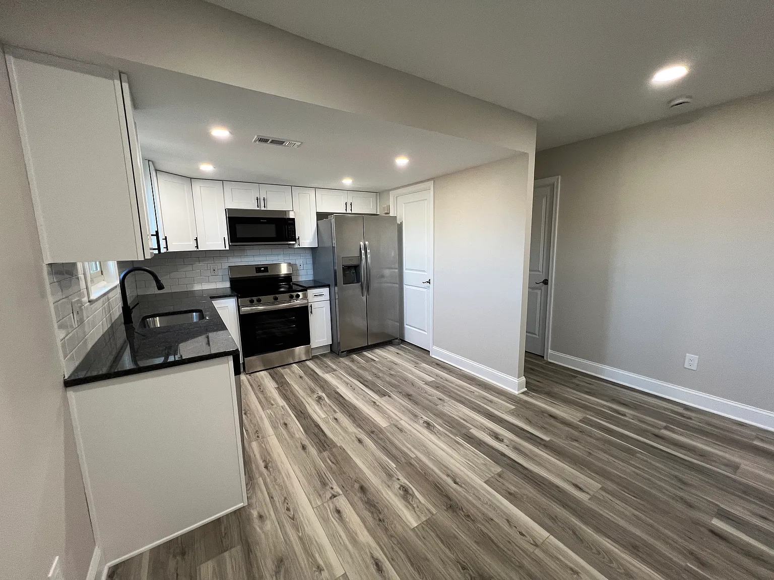 4913 Oxford Ct — Photo 2