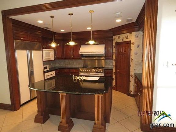 3rd image of 2401 Lakeshore Dr