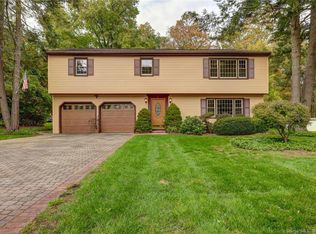 5 Spinning Wheel Ln, Norwalk, CT 06851