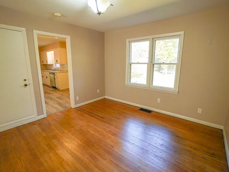 1131 W Brooks St — Photo 9