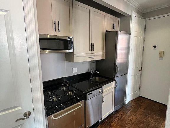 3rd image of 202 E 13th St APT 4G