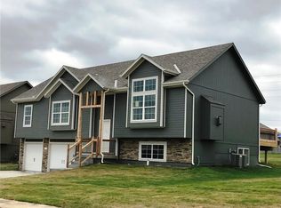 812 Cedar Ridge Dr, Raymore, MO 64083